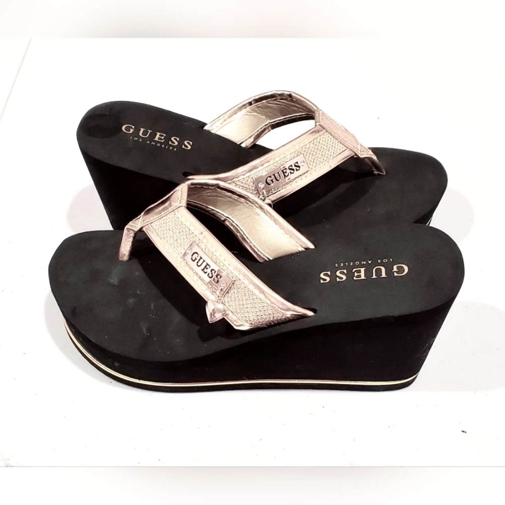 *NWOT* GUESS LOGO BLACK & GOLD TRIM WEDGE SANDALS - SIZE 6M.